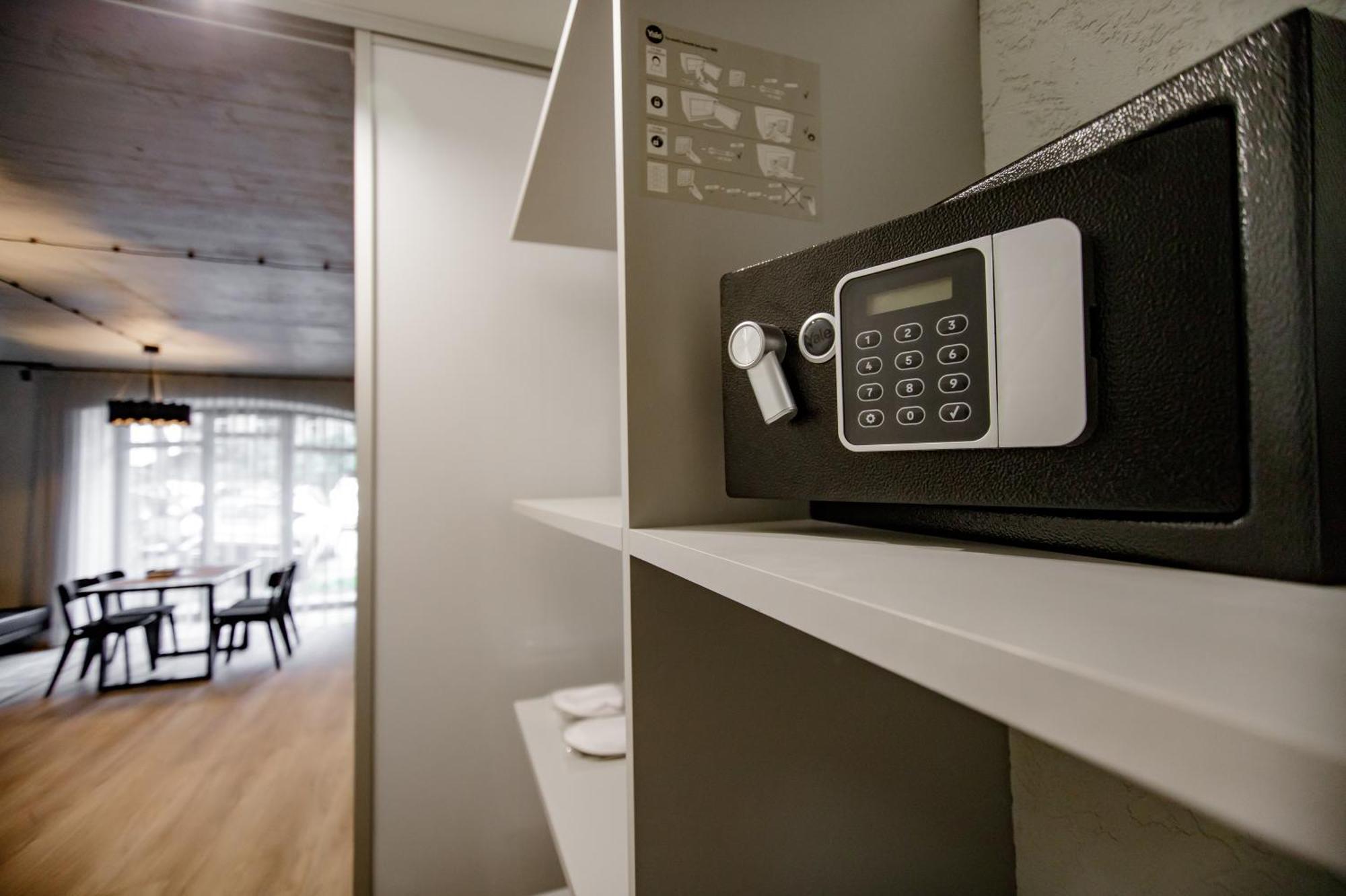 Hales Old Town Urban Apartments Вилнюс Стая снимка